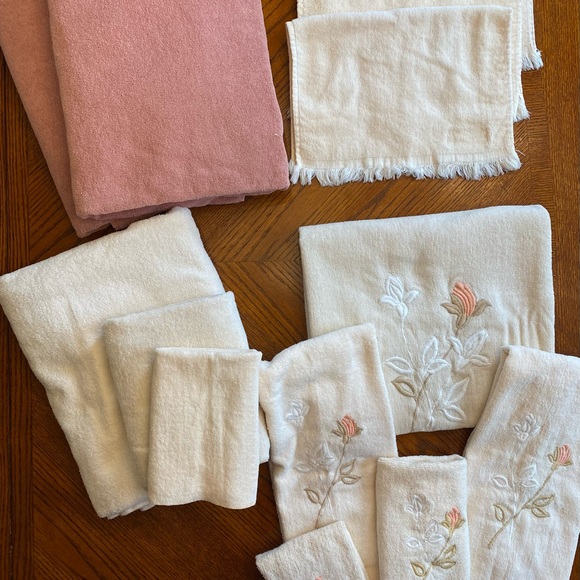 Cream and Coral Decorative Guest Towel Set - Picture 3 of 4